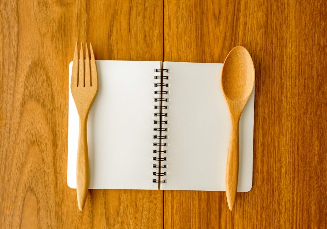 Les signaux de la faim : Apprenez à écouter votre coprs Blank notebook on plated with spoon and fork
